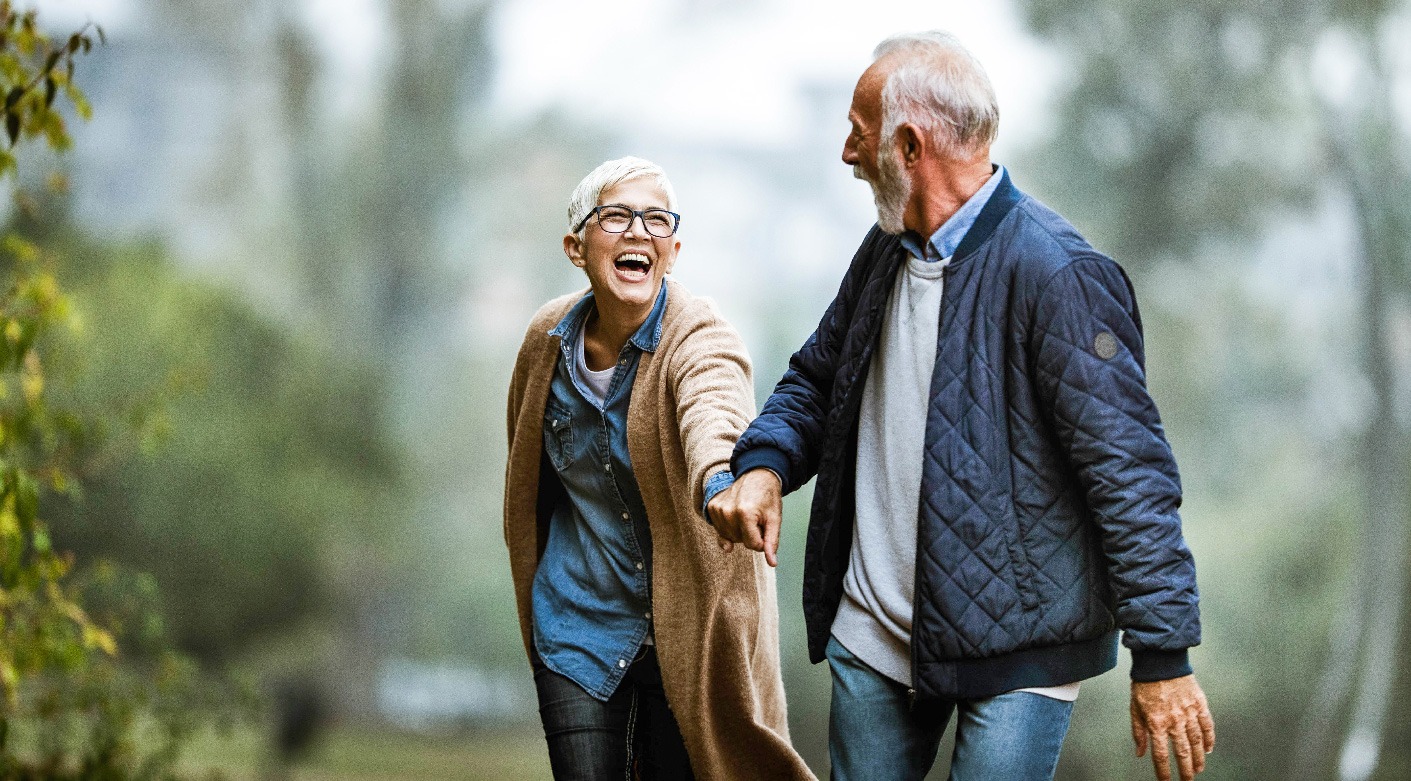 couple de seniors qui se promènent dans les bois - Les Hameaux du Levant